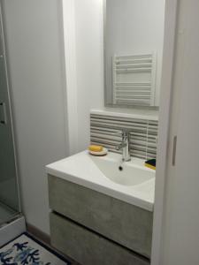 Ένα μπάνιο στο Chambres d'hôtes les Clématites en Cotentin