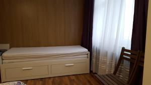 een kleine slaapkamer met een bed en een raam bij Appartement Grün-Weiß in Sankt Englmar