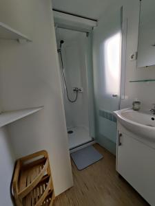 Gallery image of Mobile Home 4 pers Bois Dormant 494 in Saint-Jean-de-Monts