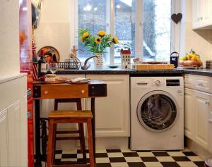 A kitchen or kitchenette at Cosy holiday cottage in Crickhowell.