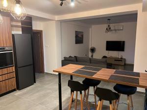 Maria's Apartments 1 في Galata: مطبخ وغرفة معيشة مع طاولة وكراسي