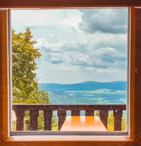een raam met uitzicht op de bergen bij Horská chata Svatobor in Sušice