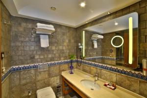 A bathroom at Yılsam Sultanahmet Hotel