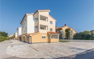 budynek na środku ulicy w obiekcie Apartment Medulin 04 w Medulinie