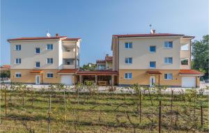 dwa budynki na polu obok płotu w obiekcie Apartment Medulin 04 w Medulinie