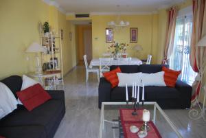 salon z 2 kanapami i jadalnią w obiekcie AP191 - Senorio de Capistrano w mieście Nerja