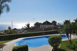 duży basen przed domem w obiekcie AP191 - Senorio de Capistrano w mieście Nerja