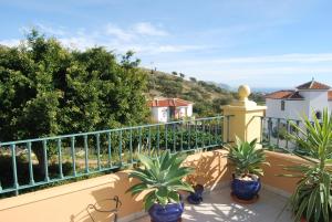 balkon z doniczkami i widokiem w obiekcie AP191 - Senorio de Capistrano w mieście Nerja