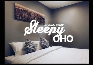 Postel nebo postele na pokoji v ubytování Home at 20 by Sleepyoho