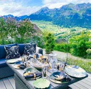 una mesa con platos de comida encima de un sofá en Beautiful Chalet on the piste in Swiss Alps en Alt Sankt Johann