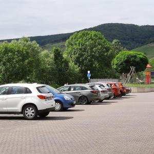 rząd samochodów zaparkowanych na parkingu w obiekcie Maria-Haus w mieście Zell an der Mosel