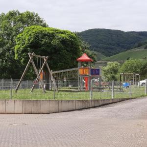 park z placem zabaw ze sprzętem do zabawy w obiekcie Maria-Haus w mieście Zell an der Mosel