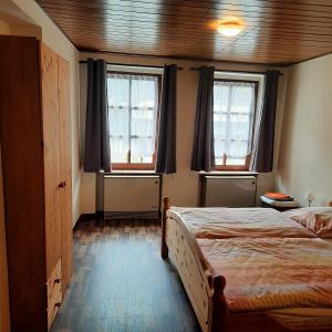 sypialnia z 2 łóżkami i 2 oknami w obiekcie Maria-Haus w mieście Zell an der Mosel