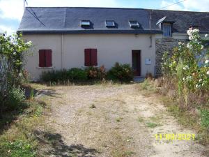 La Salamandre في Écouflant: بيت أبيض بأبواب حمراء وساحة