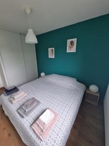 sypialnia z łóżkiem z ręcznikami w obiekcie Le M&M w mieście Montigny-en-Gohelle