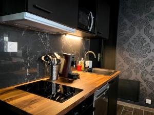 Kuchyňa alebo kuchynka v ubytovaní NOUVEAU - LUXURE - Secret Suite - JACUZZI