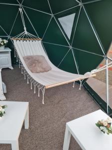une chambre avec hamac dans une tente dans l'établissement DebessJums, à Nereta