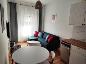 a living room with a couch and a table at Centrum Apartament Przytulny in Świdnica