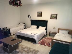 Łóżko lub łóżka w pokoju w obiekcie La Bella BedoUina
