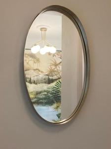 un espejo redondo en una pared con una pintura en Casa del Mercat, en Altea