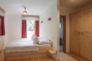 1 dormitorio con cama y ventana en Tourist farm Mulej en Bled