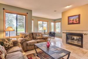 サンリヴァーにあるEaglewood - Unit 8のソファと暖炉のあるリビングルーム