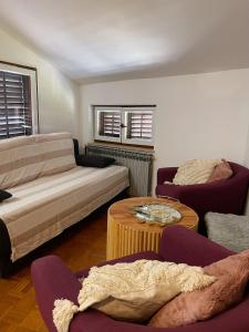 ein Wohnzimmer mit einem Sofa und einem Tisch in der Unterkunft Apartment Zora in the center of Crikvenica in Crikvenica