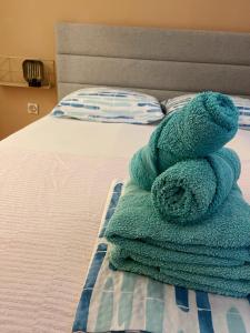 ein Teddybär auf den Handtüchern auf dem Bett in der Unterkunft Apartment Zora in the center of Crikvenica in Crikvenica