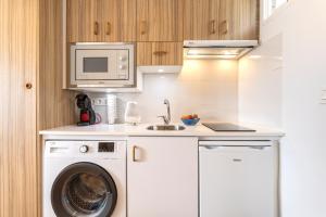 A kitchen or kitchenette at Livemálaga San Telmo Beach