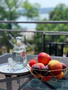 eine Schale Obst auf einem Tisch mit einem Teller Äpfel in der Unterkunft Apartment Zora in the center of Crikvenica in Crikvenica