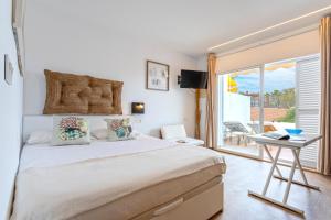 A bed or beds in a room at Livemálaga San Telmo Beach