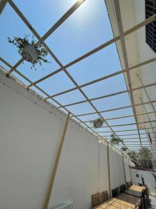 un soffitto in un edificio con piante sopra di Spacious Villa! a Dubai