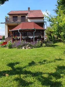 een huis met een tuinhuisje in de tuin bij Krezo Ház in Gyenesdiás