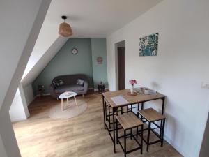 a living room with a couch and a table at La Canisse 3 : joli appartement - Boulogne sur mer in Boulogne-sur-Mer