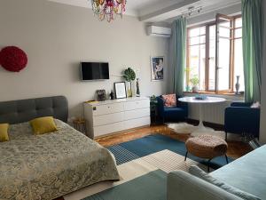 een slaapkamer met een bed en een tv aan de muur bij Andrea Apartments in Cluj-Napoca
