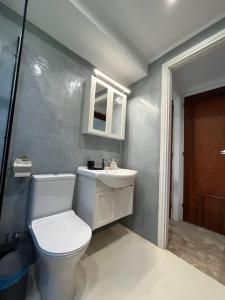 波羅斯的住宿－Aegean Summer House，浴室配有白色卫生间和盥洗盆。