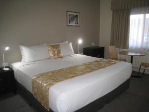 Llit o llits en una habitació de Country Lodge Motor Inn