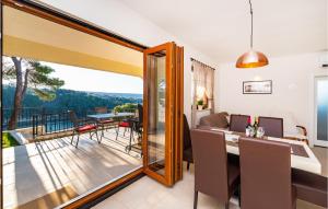 Zdjęcie z galerii obiektu Stunning Home In Novigrad With Kitchen w mieście Novigrad