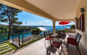 Zdjęcie z galerii obiektu Stunning Home In Novigrad With Kitchen w mieście Novigrad