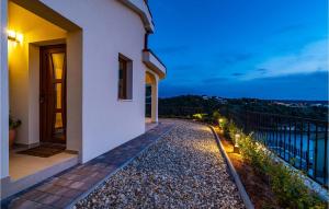 Zdjęcie z galerii obiektu Stunning Home In Novigrad With Kitchen w mieście Novigrad