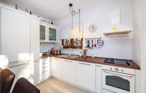 Zdjęcie z galerii obiektu Stunning Home In Novigrad With Kitchen w mieście Novigrad