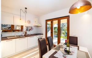 Zdjęcie z galerii obiektu Stunning Home In Novigrad With Kitchen w mieście Novigrad