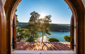 Zdjęcie z galerii obiektu Stunning Home In Novigrad With Kitchen w mieście Novigrad
