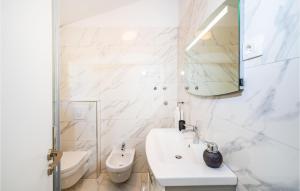 Zdjęcie z galerii obiektu Stunning Home In Novigrad With Kitchen w mieście Novigrad