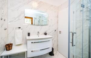 Zdjęcie z galerii obiektu Stunning Home In Novigrad With Kitchen w mieście Novigrad