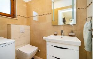 Zdjęcie z galerii obiektu Stunning Home In Novigrad With Kitchen w mieście Novigrad