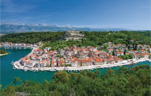 Zdjęcie z galerii obiektu Stunning Home In Novigrad With Kitchen w mieście Novigrad