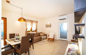 Zdjęcie z galerii obiektu Stunning Home In Novigrad With Kitchen w mieście Novigrad