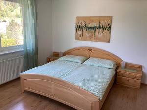 um quarto com uma cama e um quadro na parede em Haus Landruhe em Greifenburg