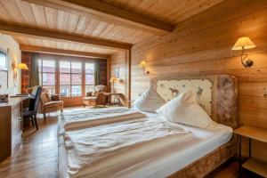Postel nebo postele na pokoji v ubytování Hotel Gasthof Alte Post Holzkirchen